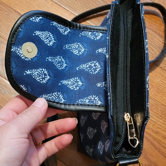 Batik blue Indigo flap top crossbody Indian adjustable purse with zippers - Picture 4 of 9